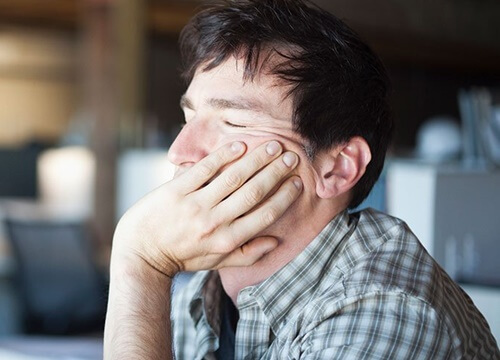 hombre cansado simbolizando lo que se esconde detrás de la pereza