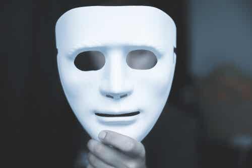 Hombre sujetando una máscara para representar las mentiras blancas