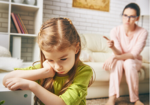 Madre castigando a su hija
