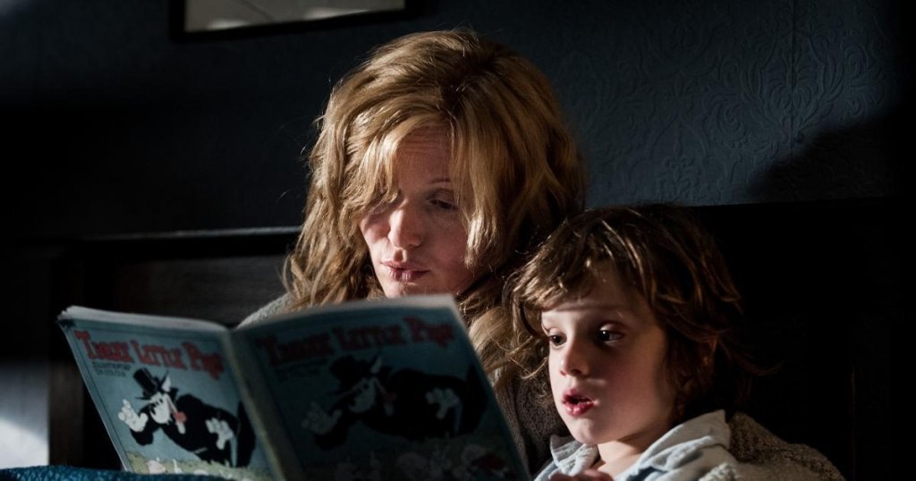 Madre leyendo el cuento The babadook a su hijo