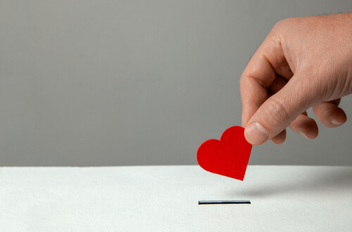 Mano dando un corazón