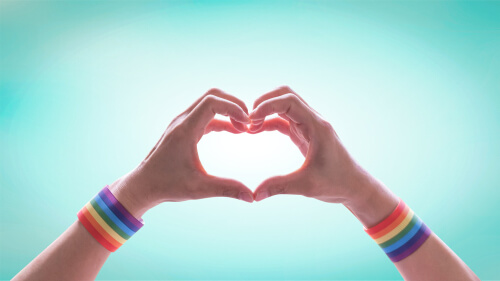 Manos formando un corazón