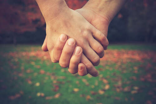 Manos de dos hombres agarrados