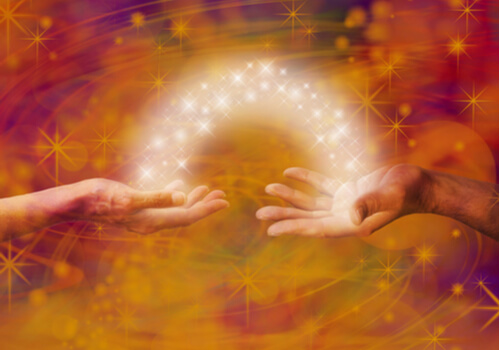 Manos pasándose energía