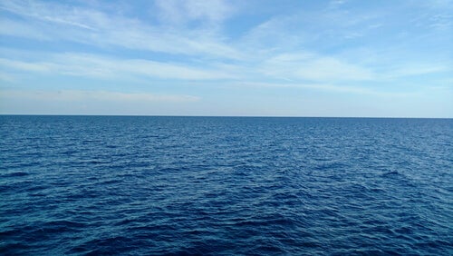 Mar con el cielo azul