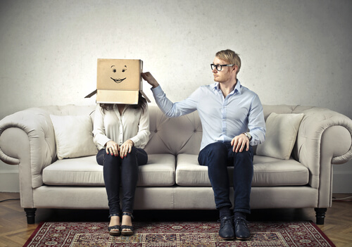 Mujer con una caja en la cabeza