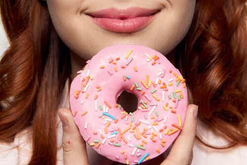 Mujer con un donut rosa