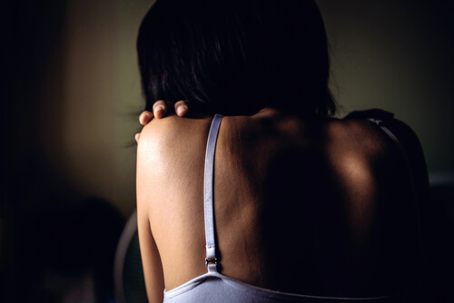 Mujer de espaldas
