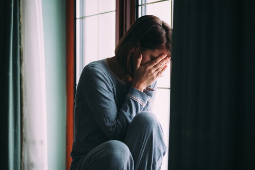 Mujer llorando en la ventana