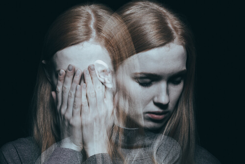 Mujer confusa con las manos en la cara