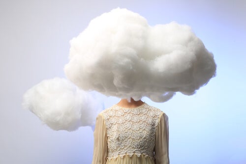 Mujer con nube en la cabeza pensando en personas más propensas a padecer una depresión