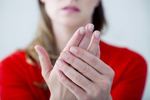 Mujer con temblor en la mano