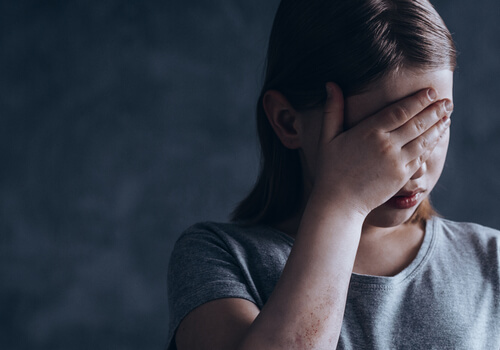 Niña triste por situación de child grooming