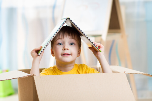 Niño metido en una caja