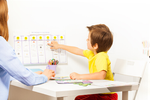 Niño mirando puntos en el calendario
