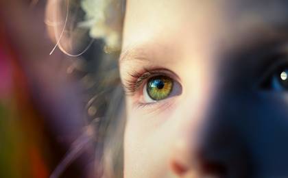 Ojos de un niño con trauma del desarrollo