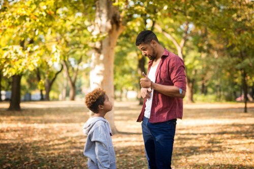 Padre enfadada con su hijo