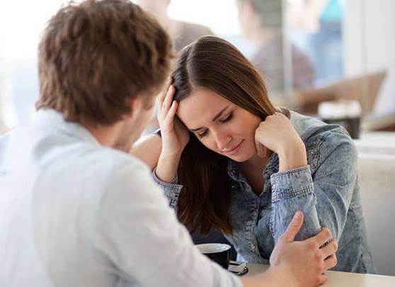 chica que sufre cada una de las características de la filofobia