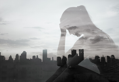 Sombra de una mujer con la ciudad de fondo