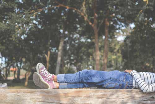 Adolescente tumbado al aire libre