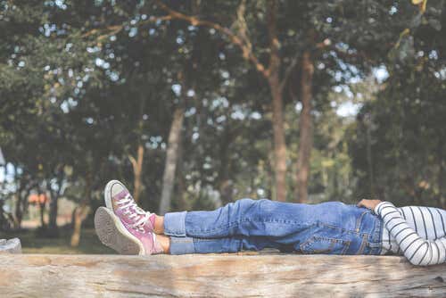 Adolescente deitado ao ar livre