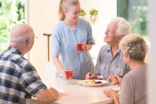 Auxiliar con personas mayores en una residencia