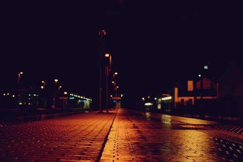 Calle a oscuras por la noche