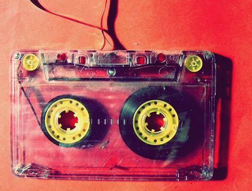 Cassette representando por qué se nos pega una canción