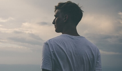 Chico representando la vulnerabilidad