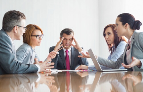 Equipo de trabajo representando a personas que oyen y no escuchan