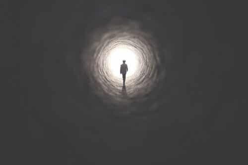 Hombre caminando en un tunel