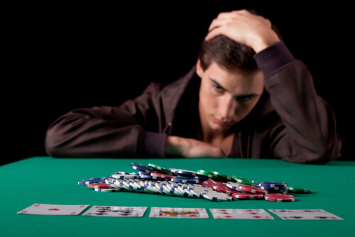 Chico jugando a cartas para representar al jugador patológico