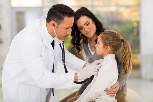 Madre hija con médico representando la importancia de la Cobertura sanitaria universal