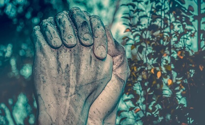 Manos de piedras agarradas