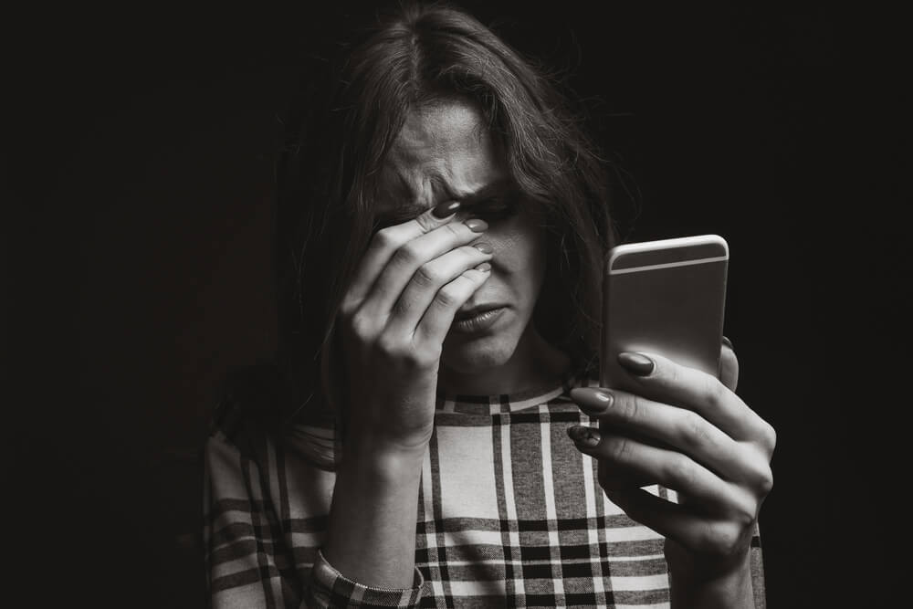 femme victime d'usurpation d'identité sur les réseaux sociaux
