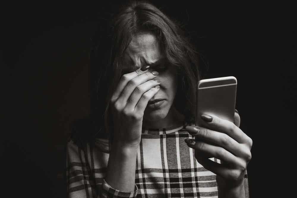 kobieta cierpiąca na kradzież tożsamości w mediach społecznościowych