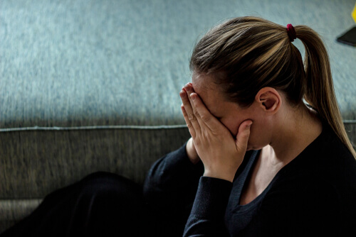 Mujer con ansiedad financiera