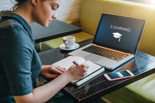 Mujer haciendo formación elearning