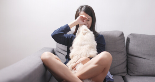 Mujer llorando junto a su perro