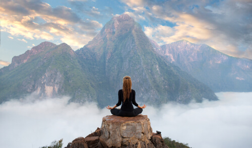 Mujer en la cima de una montaña