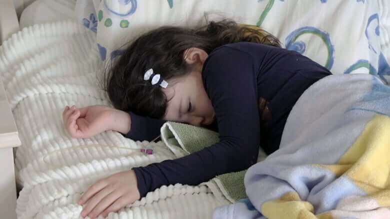 Niña tirada en la cama