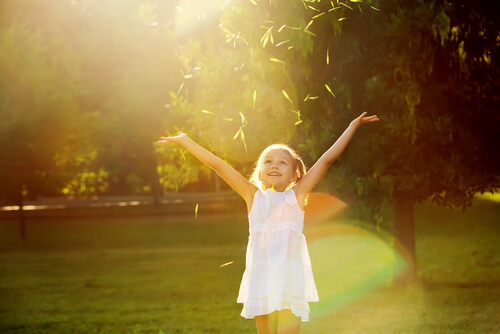 Niña feliz saltando al aire libre