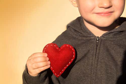 Niño con un corazón para representar el amor incondicional para nuestros hijos