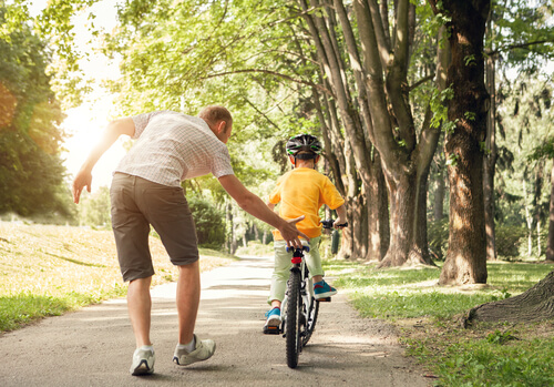 Niño montando en bici