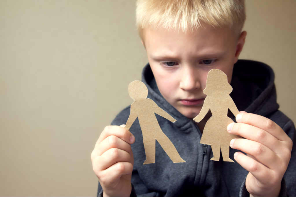 Enfant avec des figures de père et de mère pensant à la nidification