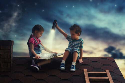 Niño leyendo sobre tejado