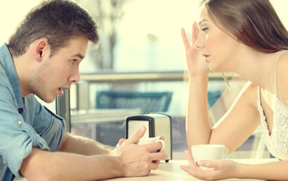 Pareja representando a personas que oyen