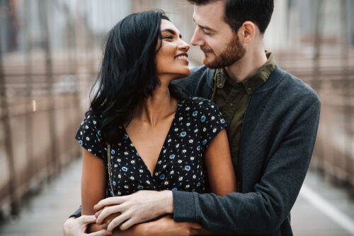 Pareja mirándose a los ojos