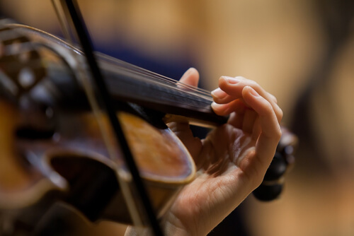 Persona tocando un violín