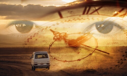 Ojos tras reloj representando la necesidad de sanar el pasado